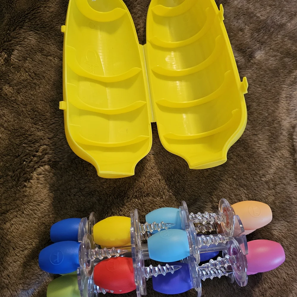 Yellow Corn-Shaped Plastic Container With 16 Silicone Corn Pics / Cob Holders